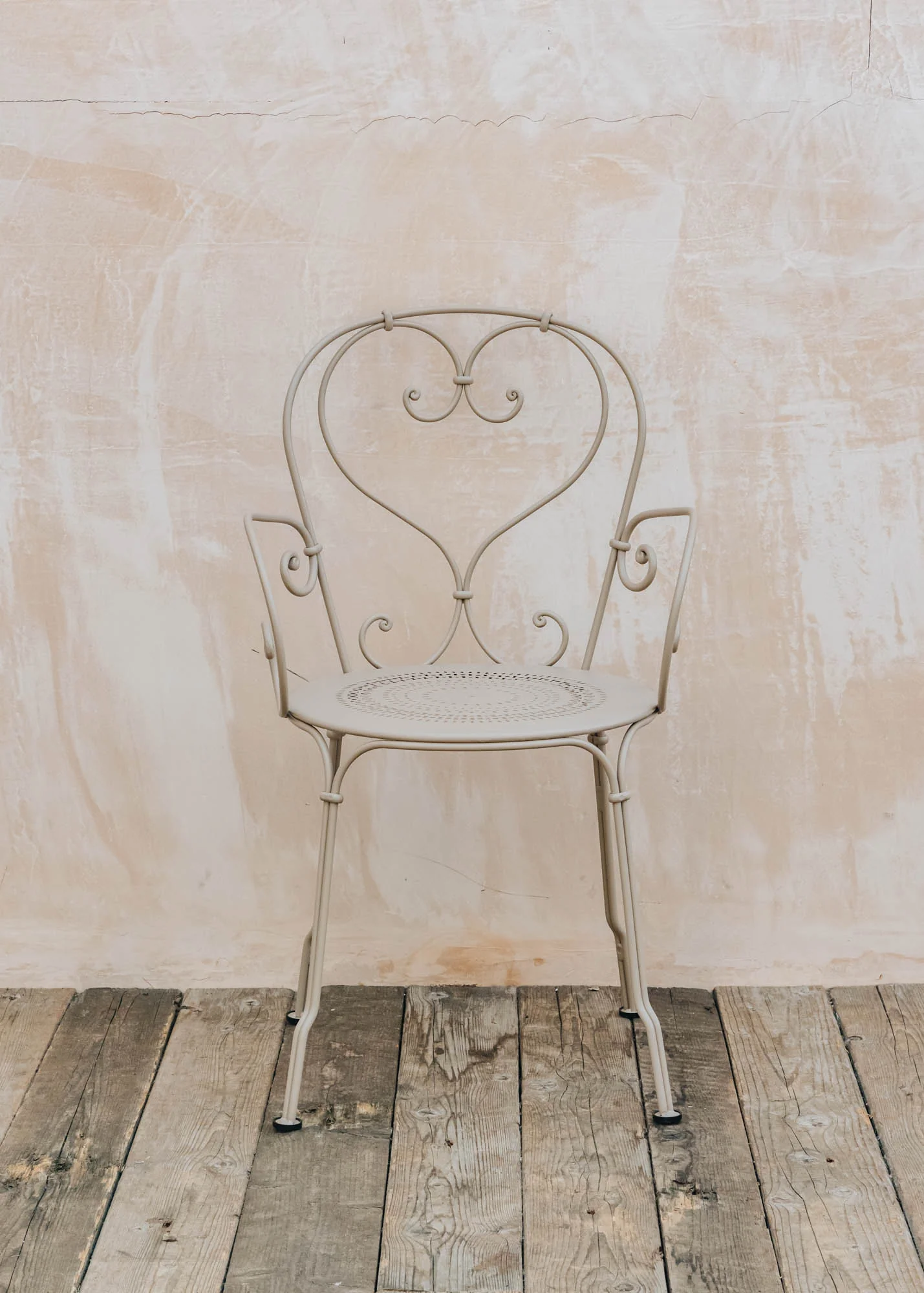 1900 Stacking Armchair in Nutmeg