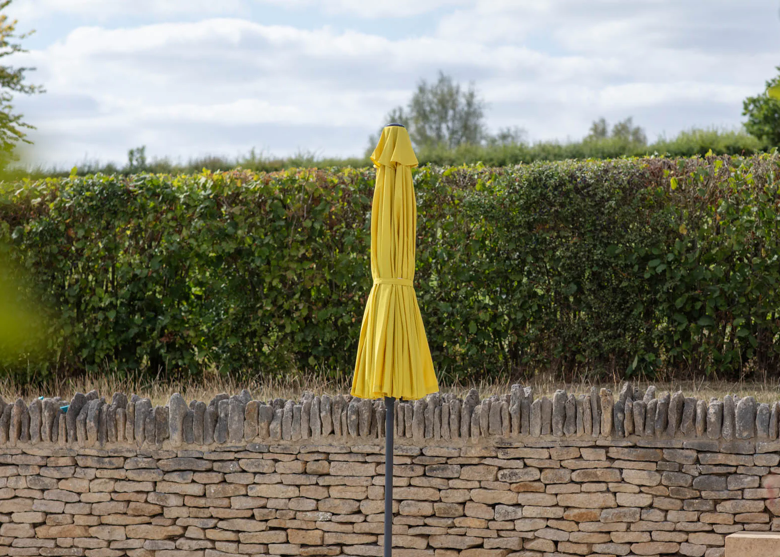Shanghai Aluminium Centre Pole Tilt Parasol in Lemon, 2.7m - Image 3