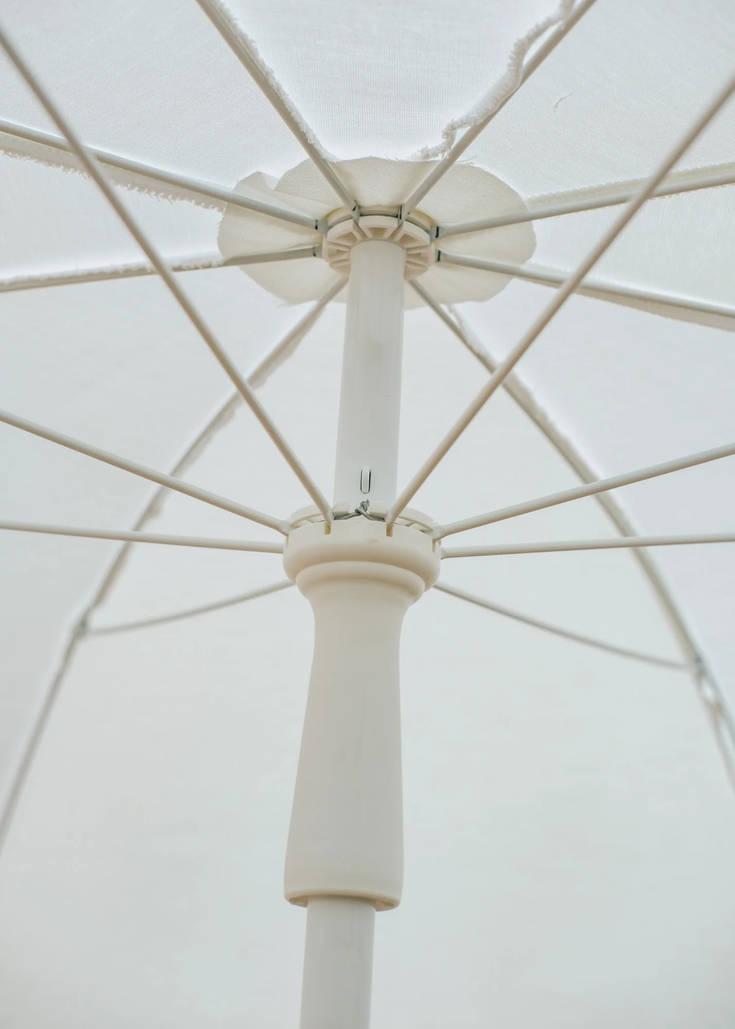 Elios Round Beach/Garden Centre Pole Parasol in White, 200cm - Image 3