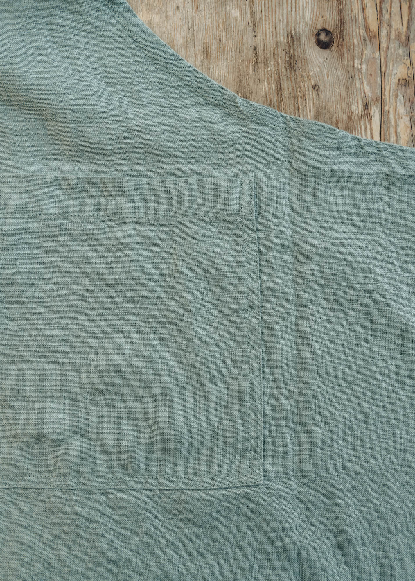 Green Milieu Linen Crossback Apron - Image 3