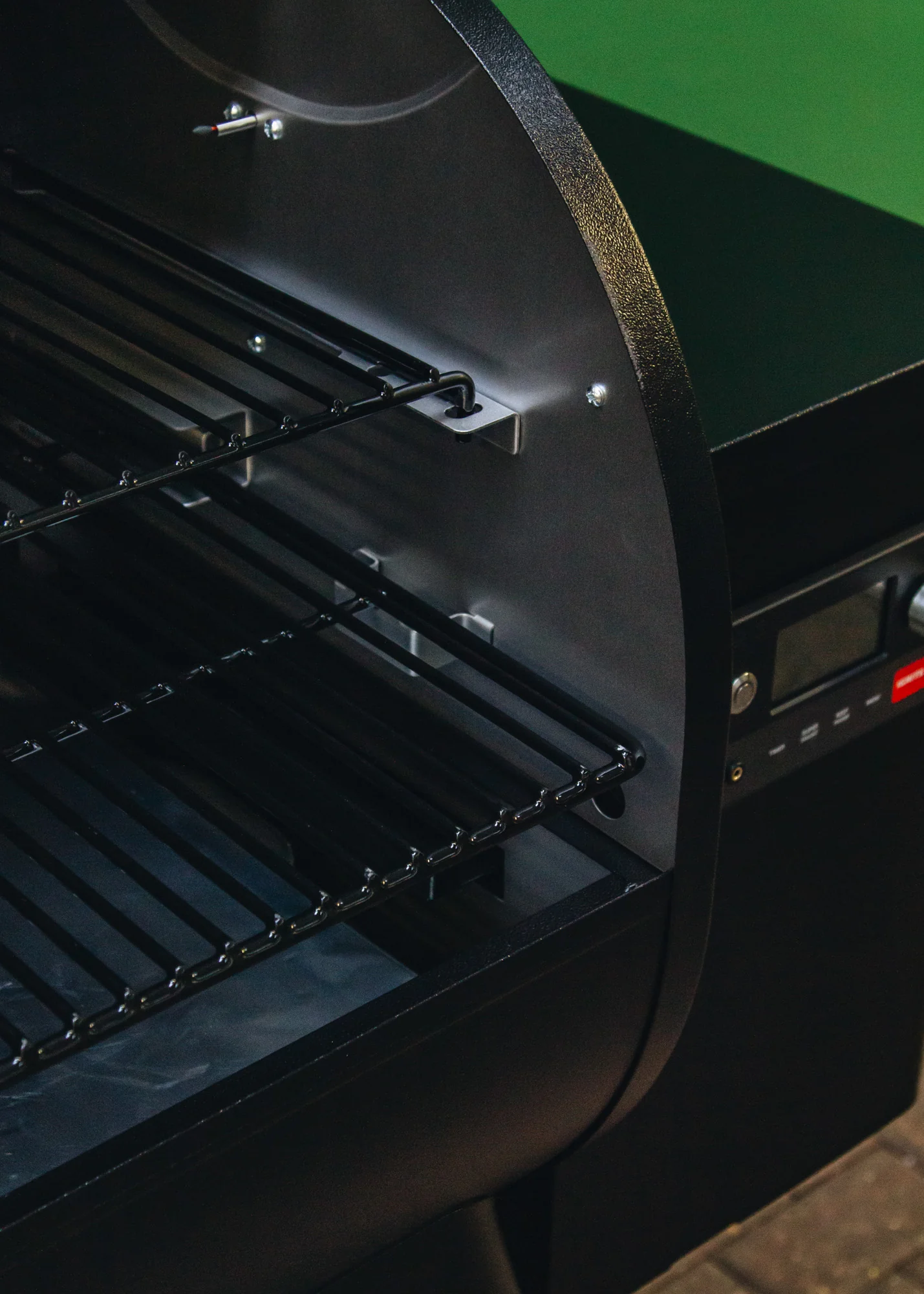 Ironwood 650 Wood Pellet Grill in Black with Pellet Sensor - Image 4